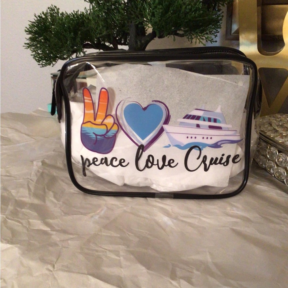 let’s go cruising 🛳🛳🛳🚢🚢🚢 $8 each!

clear toiletries pouch